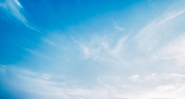 Nuage blanc avec fond de ciel bleu