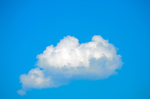 Nuage blanc gonflé sur ciel bleu clair