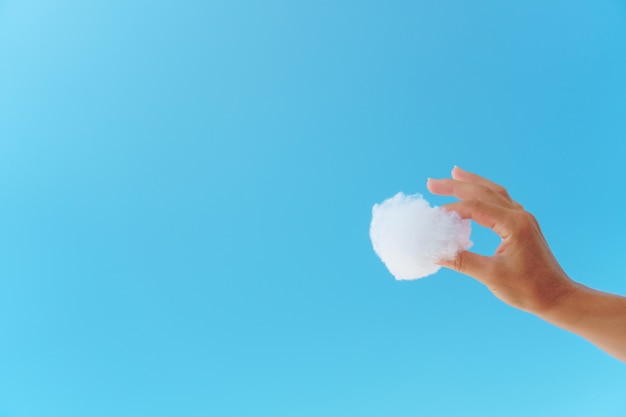 Nuage blanc en main contre le ciel bleu.