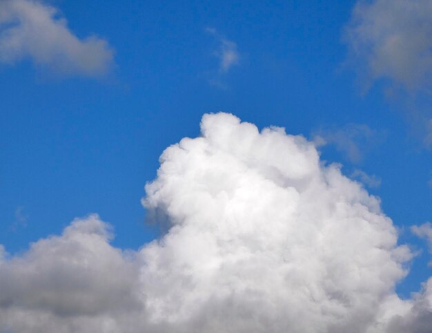 Un nuage blanc et moelleux sur le fond bleu du ciel, une belle photo du ciel.