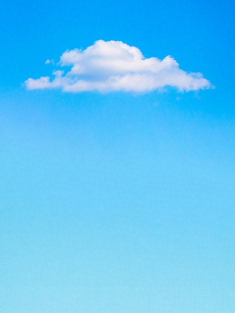 Nuage blanc solitaire au-dessus du ciel bleu, préfabriqué pour la conception