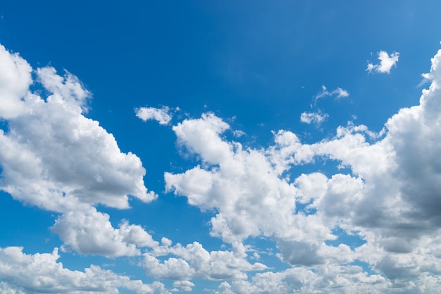 Nuage blanc volant sur ciel bleu.