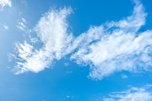 Nuage et bleu ciel avec rayon de soleil, fond naturel