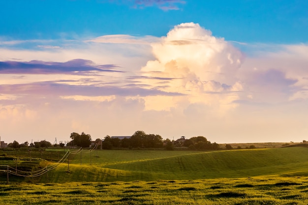 Un nuage bouclé pittoresque sur la prairie au lever ou au coucher du soleil