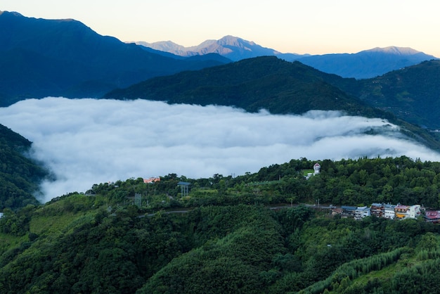 Un nuage brumeux au-dessus de la montagne le soir