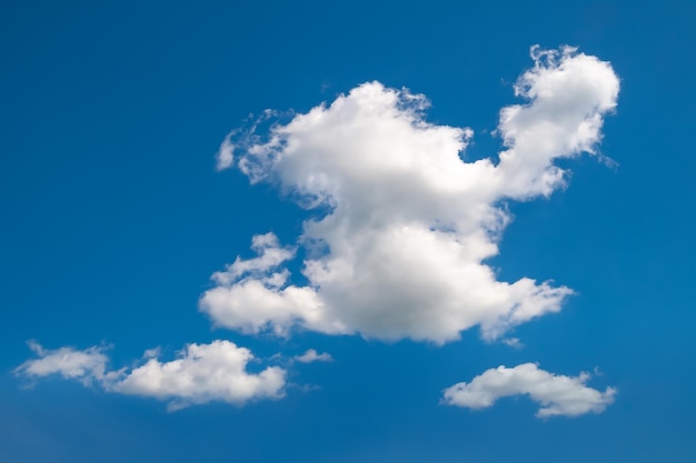 Nuage sur le ciel bleu Ciel bleu et gros nuage par temps d'été venteux