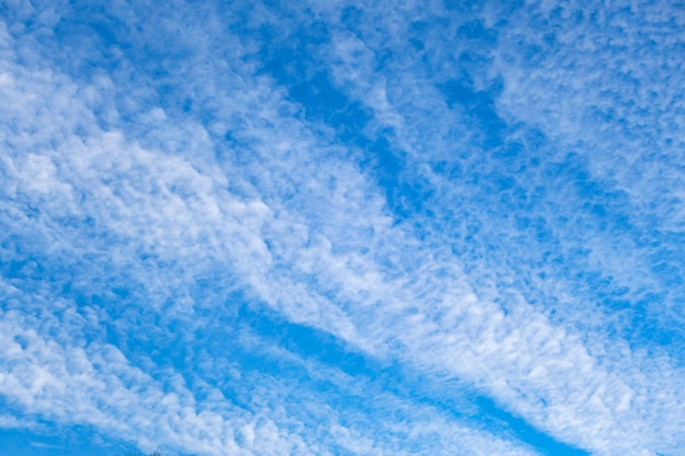 Nuage de ciel bleu en hiver pour la texture de fond