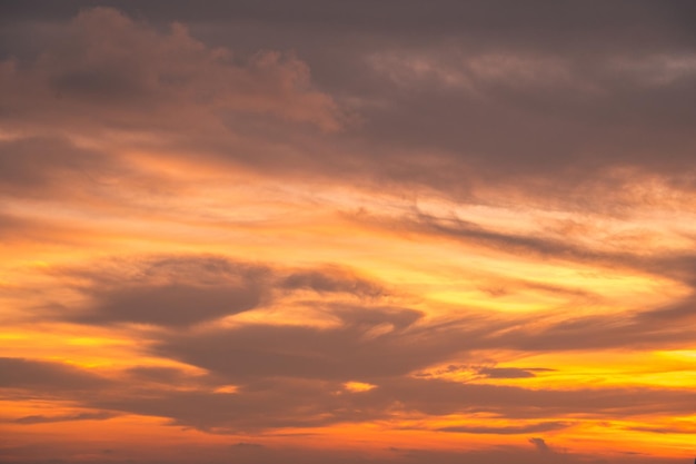 Nuage de ciel cinématographique Ciel naturel beau et fond de texture coucher de soleil cinématographique