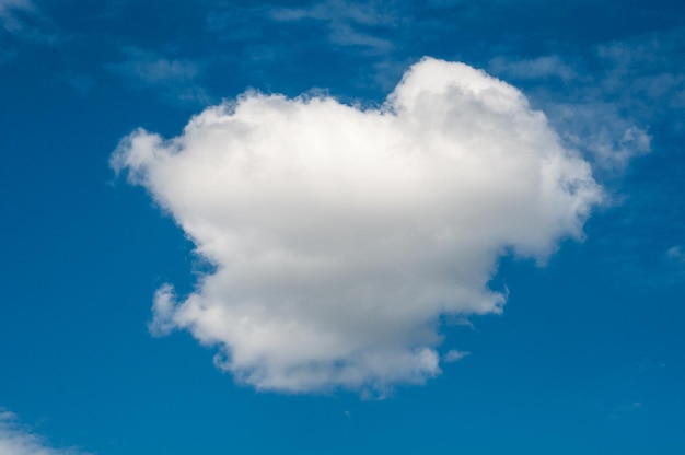 Nuage de coeur blanc sur ciel bleu vif.