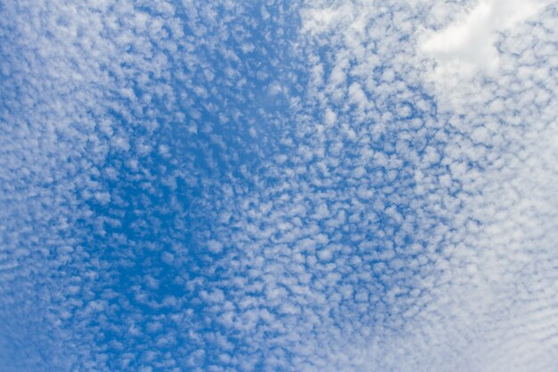 Photo nuage contre le ciel bleu, journée ensoleillée