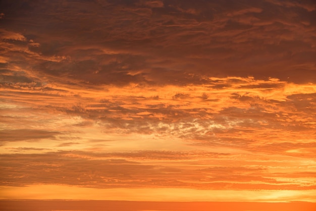 Nuage de coucher de soleil de ciel. Lever de soleil nuageux. Soirée Cloudscape.