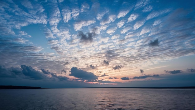 Un nuage dans le ciel au crépuscule