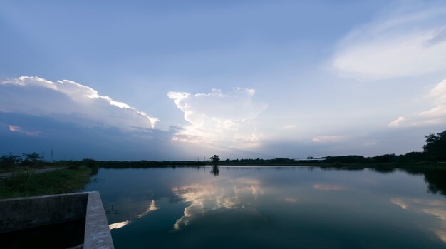 nuage dans le ciel bleu et réflexe sur l&#39;eau