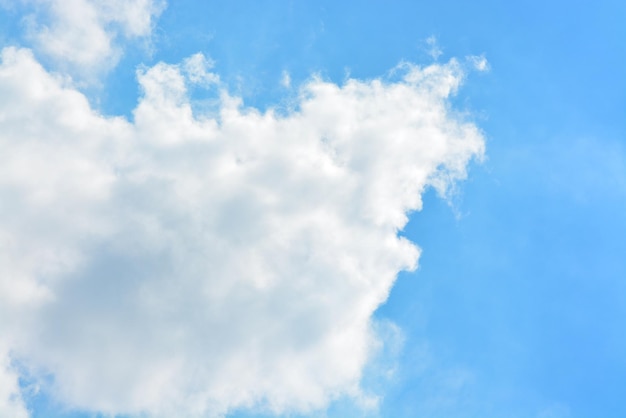 Un nuage dans le ciel bleu x9xA