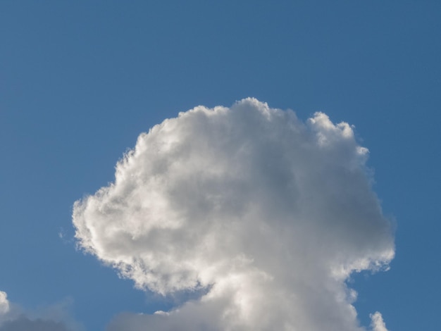 Photo nuage dans le ciel ressemblant à un champignon atomique