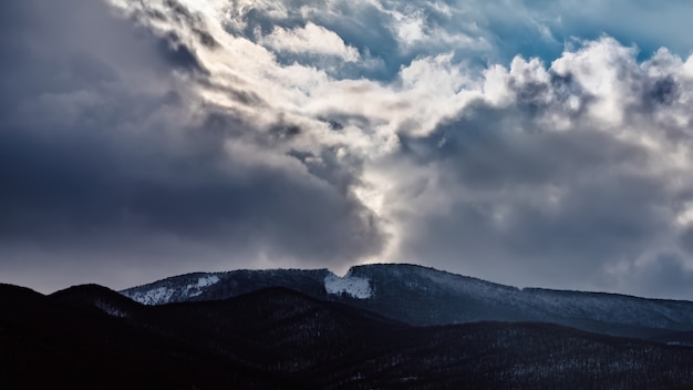 Nuage dramatique au-dessus d'une chaîne de montagnes