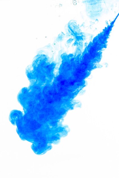 Photo nuage d'encre dans l'eau isolé sur blanc couleur de l'année 2020 image
