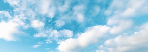 Nuage d'été large nuages duveteux de lucarne bleu partiellement nuageux