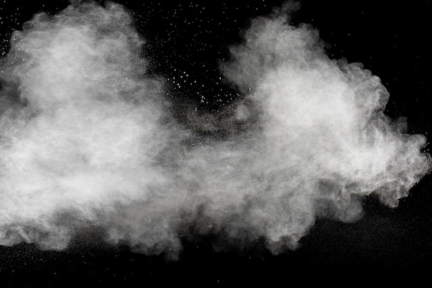 Nuage D'explosion De Poudre Blanche Sur Fond Noir. éclaboussure De Particules De Poussière Blanche.