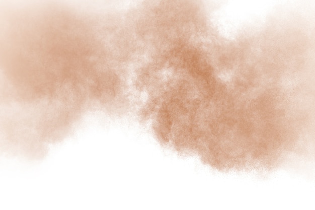 Nuage d&#39;explosion de poudre de couleur marron isolé sur fond blanc. Poussière brune éclaboussant sur le fond.