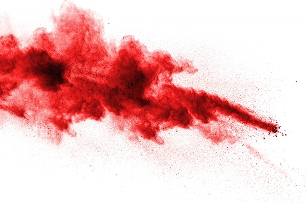 Nuage d'explosion de poudre rouge sur fond blanc