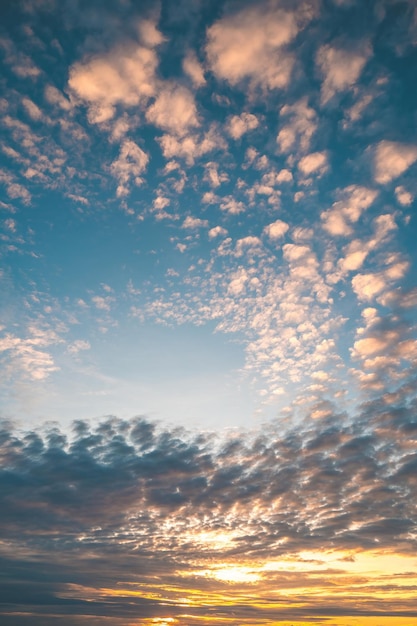 Nuage de fond d'été nuage d'été ciel nuage cinématographique ciel naturel beau et cinématographique fond de texture coucher de soleil