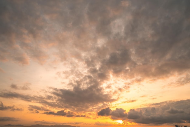 Nuage de fond d'été nuage d'été ciel nuage cinématographique ciel naturel beau et cinématographique fond de texture coucher de soleil