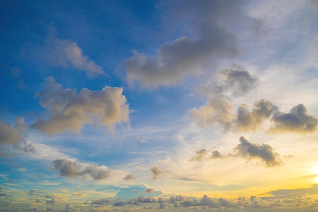 Nuage de fond d'été nuage d'été ciel nuage cinématographique ciel naturel beau et cinématographique fond de texture coucher de soleil