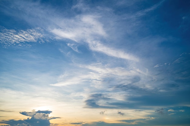 Nuage de fond d'été nuage d'été ciel nuage cinématographique ciel naturel beau et cinématographique fond de texture coucher de soleil