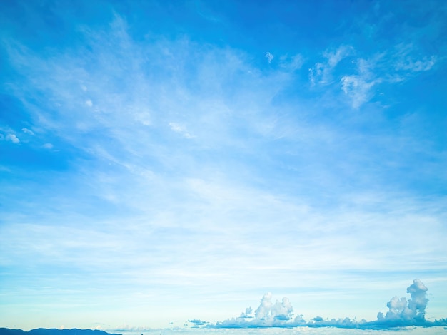 Nuage de fond d'été nuage d'été ciel nuage clair ciel naturel beau fond de texture bleu et blanc avec des rayons de soleil briller