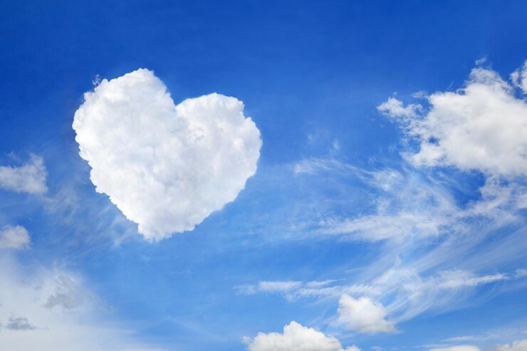 Un nuage en forme de cœur sur le ciel bleu Un nuage à la forme d'un cœur sur un ciel bleu