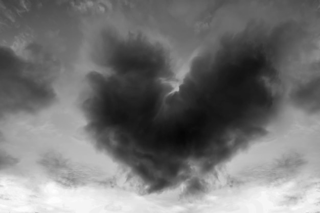 Nuage en forme de coeur sur le ciel noir