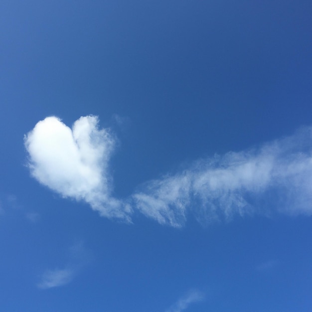 Un nuage en forme de cœur est dans le ciel