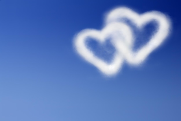 un nuage en forme de cœur qui a un cœur dans le ciel