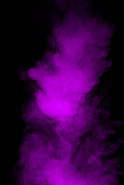 Photo nuage de fumée violet sur fond noir