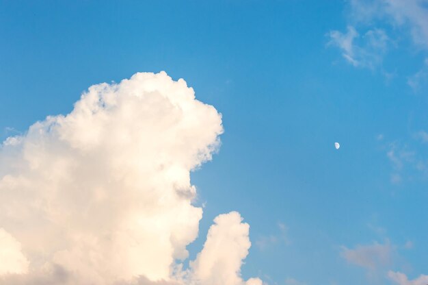 Un nuage moelleux sur le ciel bleu au coucher du soleil