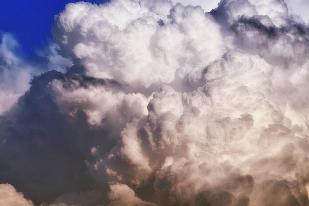 Nuage Noir Gris Dans Un Ciel Bleu