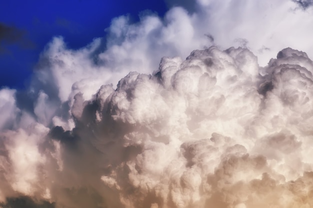 Nuage noir gris dans un ciel bleu