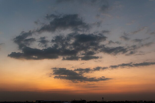 Nuage noir avec l'heure du crépuscule