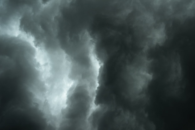 Nuage noir et orage avant pluvieux, Nuages ​​noirs dramatiques et ciel sombre