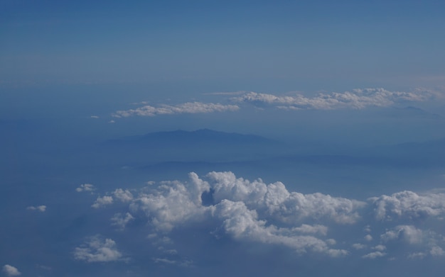 nuage de nuages - beau nuage blanc et ciel bleu pris de l&#39;air