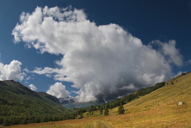 Nuage d'orage au-dessus d'une vallée de montagne, vue d'été, voyage et vacances