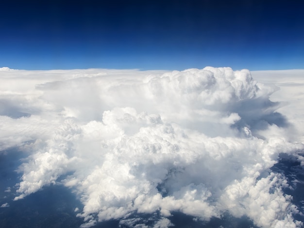 Le nuage d'orage blanc. Vue depuis l'avion.