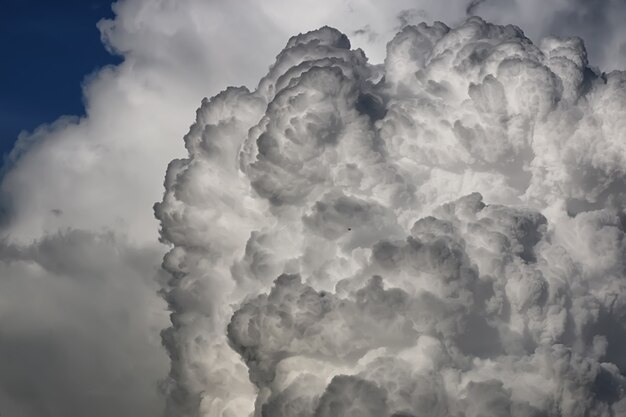 nuage d'orage dans un ciel bleu