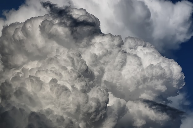 Nuage d'orage dans un ciel bleu