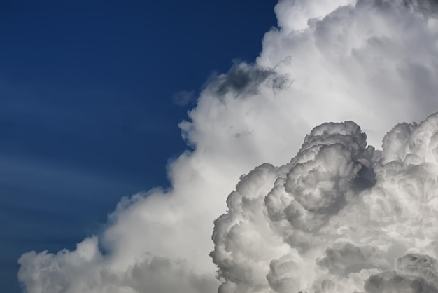 Nuage d'orage dans un ciel bleu