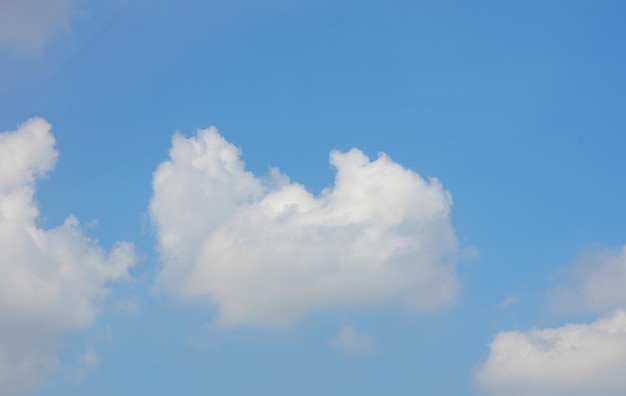 Nuage parmi les nuages dans le ciel bleu