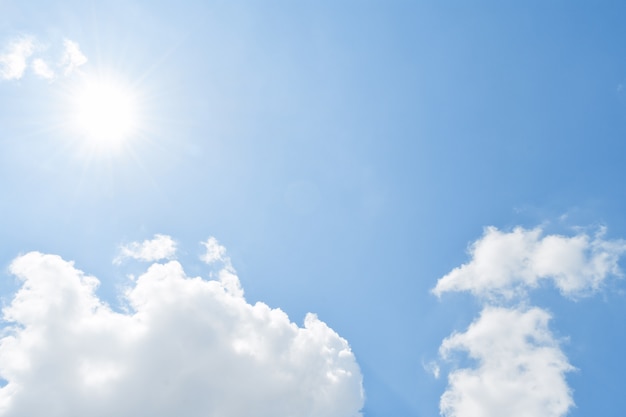 nuage pas cher, ciel bleu, fond, à midi au printemps