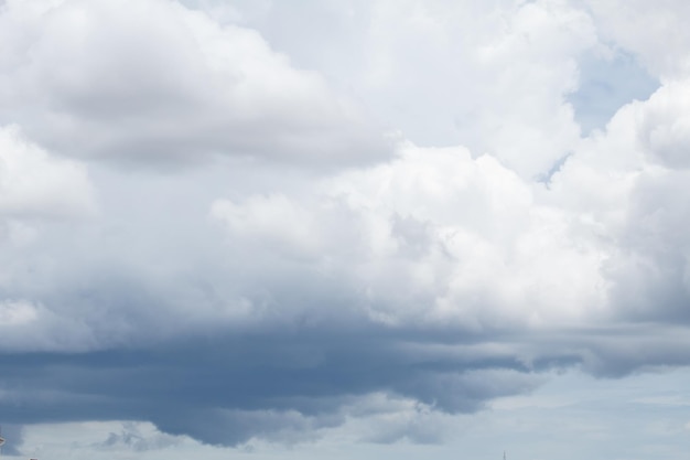 un nuage qui est dans le ciel