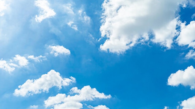un nuage qui est dans le ciel